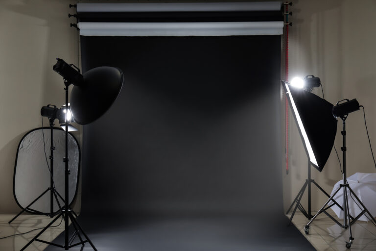 Modernes Fotostudio mit Blitzanlage, Softboxen und Hintergrundsystem