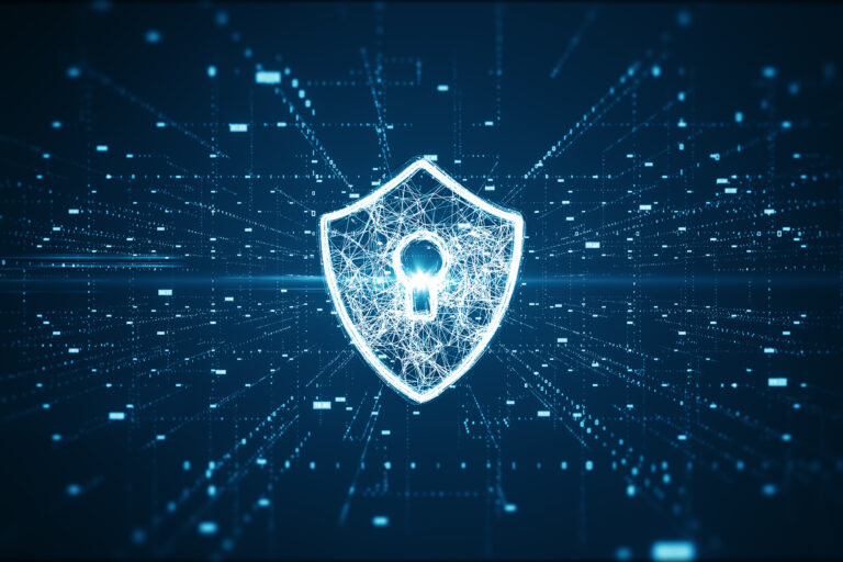 Schutzschild-Symbol vor blauen Datenströmen – schnelle und sichere Websites