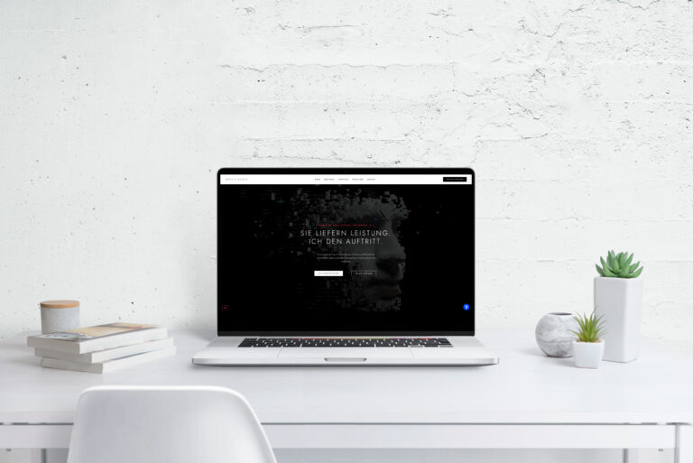Laptop auf hellem Schreibtisch zeigt eine responsive Unternehmenswebsite – Webdesign von SKAPIX MEDIA